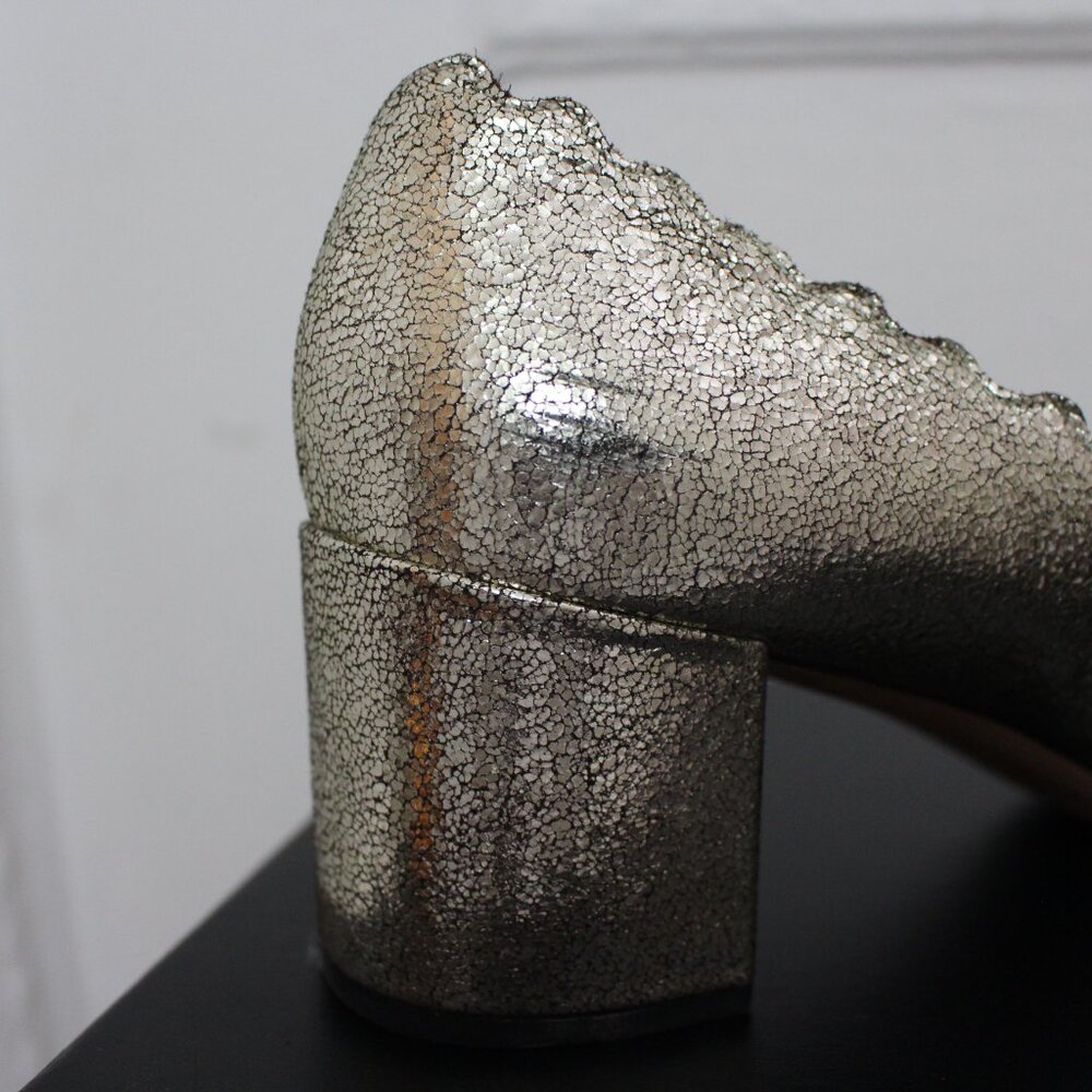 Chloe Lauren Scalloped pump in metallic gold - Picture 5 of 7